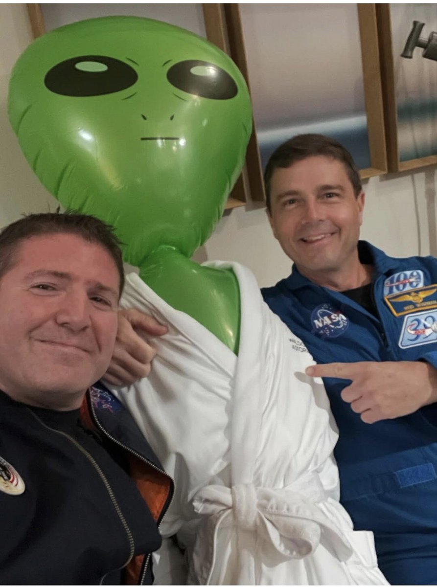 featherglow_'s tweet photo. Reid brought a friend from the moon🤣🚀#christinakoch #reidwiseman #victorglover #jeremyhansen #artemis #nasa https://t.co/pzpKfONQzR
