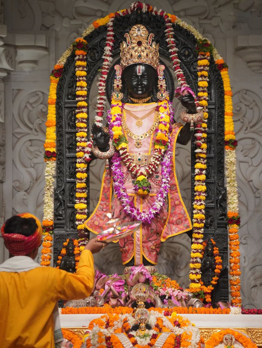 AshokYadavIN's tweet photo. लखदातार बाबा श्याम जी, जगत के पालनहार प्रभु श्री राम और श्री सालासर बालाजी महाराज के मनमोहक श्रृंगार दर्शन ❣️🙏

तीनों देवों को मेरा कोटि कोटि प्रणाम 🙇🙌

#जय_श्री_श्याम #जय_श्री_राम 
#श्री_सालासर_बालाजी_महाराज https://t.co/cGyVyCKGir