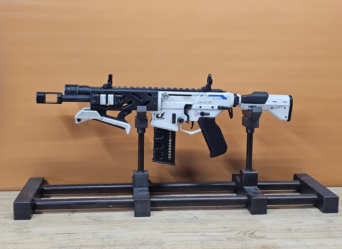 RenegadeProps's tweet photo. With the hype around Black Ops &amp; Black Ops 2, figured I'd share my 3d printed replica of the Peacekeeper SMG. Custom modeled for me by Apropalypse_creations to be the most accurate version of the weapon. Features a removable mag and working flashlight.
#callofduty #blackops https://t.co/nhNu6ZBV9E