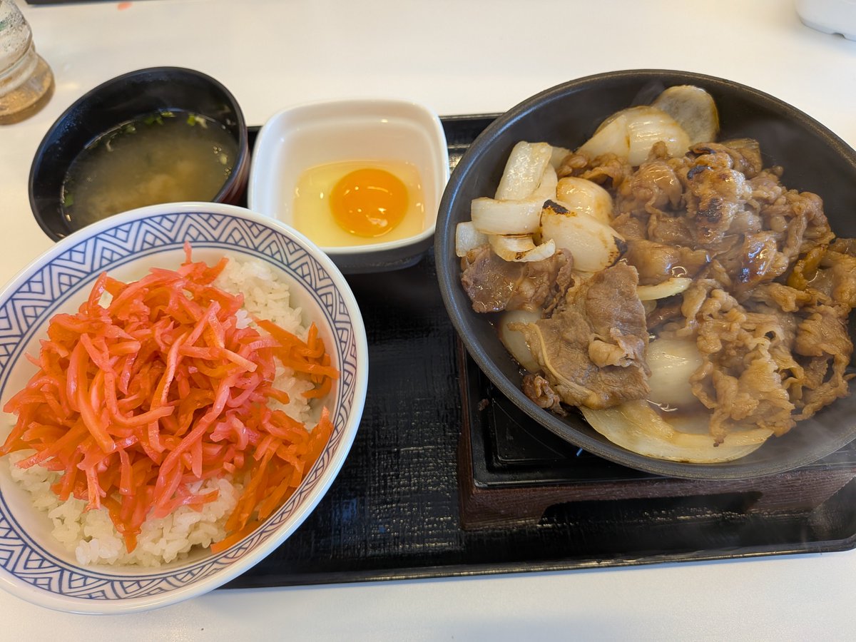 fuudann's tweet photo. 吉野家の牛鉄板焼肉定食
生姜で喉乾くの確定やけど辞められへん。うまし https://t.co/HUBaPgCji9
