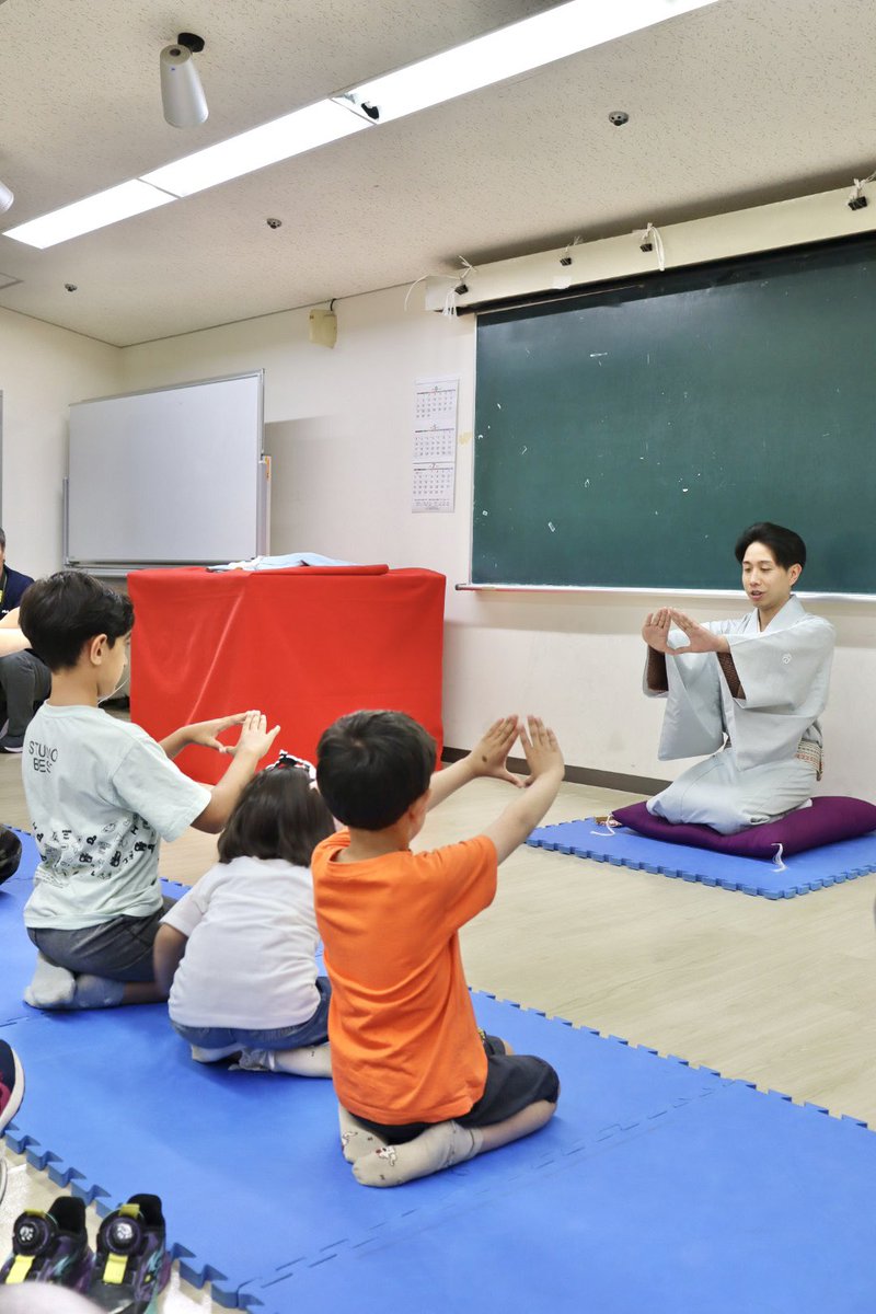fbklifeagain's tweet photo. まずは先生による古典落語「元犬」の披露から！圧倒的な表現力にこどもたちは一気に引き込まれました。

その後出囃子に乗った登場やお辞儀、自己紹介に挑戦！会場はあたたかい笑いに包まれました。これから「元犬」の習得に向け楽しくがんばります💪

※本事業は日本財団の助成金を受け実施しています https://t.co/8iBxa2oJEg