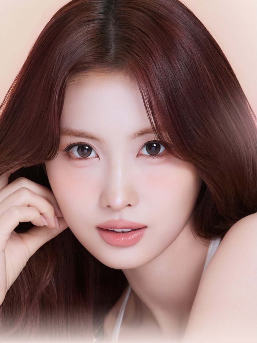 godmitzu's tweet photo. MOMO without bangs for the new SIE campaign. https://t.co/JSFXpa8GDh
