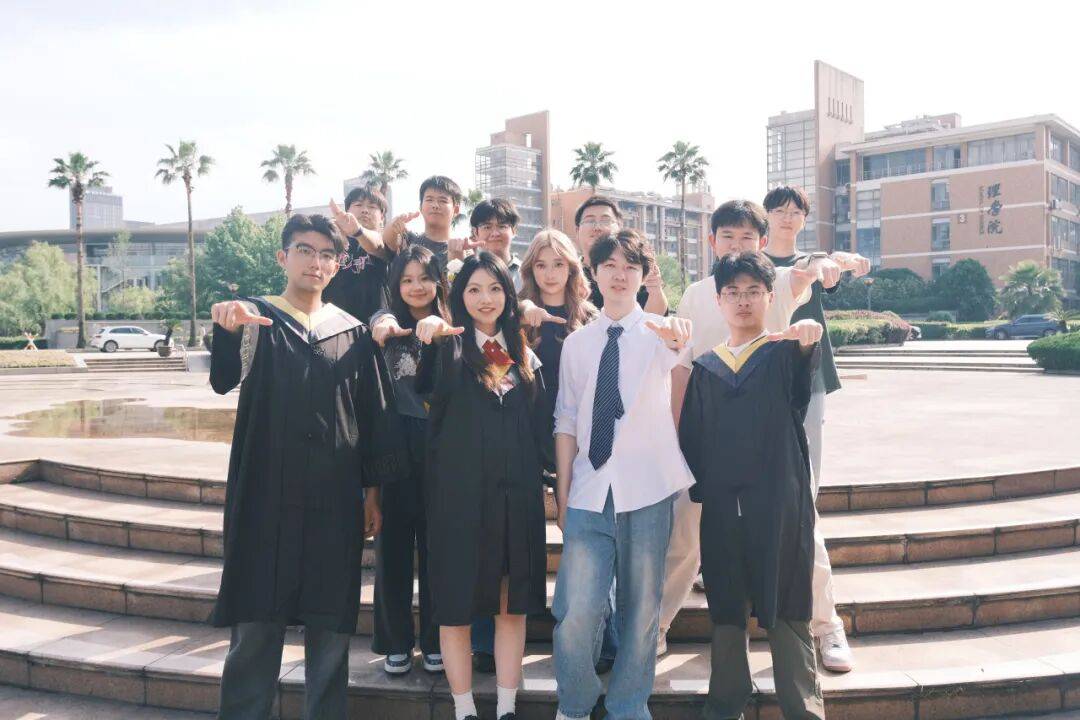 BurakKurul68810's tweet photo. Grad tassel flipped, campus memories packed—this chapter’s a wrap, next adventure’s waiting. https://t.co/x5fSJjVl6g