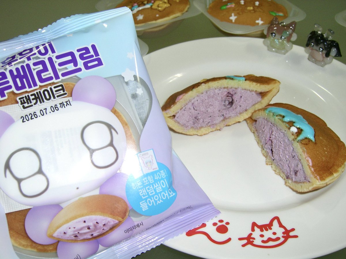huhu_ee's tweet photo. GS25 x 후후이 팬케이크
밀크크림생초코맛에 이어 블루베리크림맛이 출시됩니다!🫐💟

빵 안에는 보라색의 상큼한 블루베리 크림이 들어가있어요~!

인두 모양을 따라 초코펜으로 꾸며주면 귀엽게 빵을 꾸밀 수 있어요 ( ˘⩊˘ )♡ 한 번 직접 꾸며봤는데 간단하고 재밌더라구요//

블루베리크림맛은 오늘 밤부터 내일까지 매대에 입고 예정이니 참고 바랍니다! 🚛🚛 @gs25_official