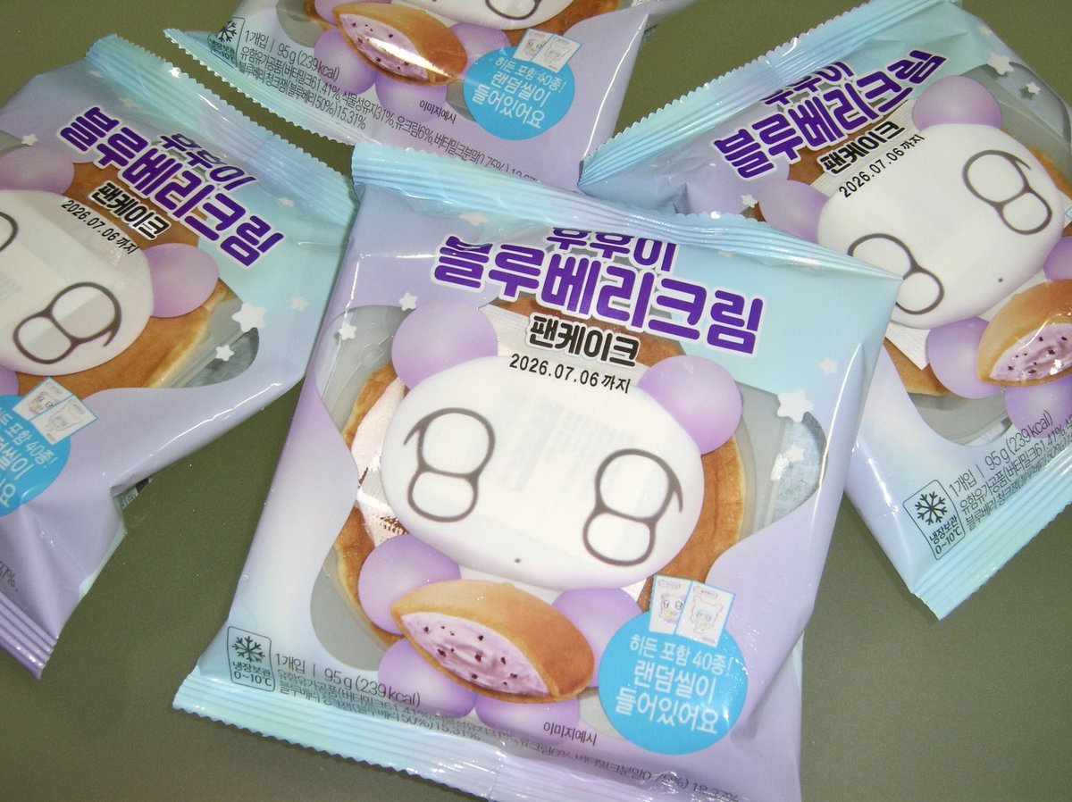 huhu_ee's tweet photo. GS25 x 후후이 팬케이크
밀크크림생초코맛에 이어 블루베리크림맛이 출시됩니다!🫐💟

빵 안에는 보라색의 상큼한 블루베리 크림이 들어가있어요~!

인두 모양을 따라 초코펜으로 꾸며주면 귀엽게 빵을 꾸밀 수 있어요 ( ˘⩊˘ )♡ 한 번 직접 꾸며봤는데 간단하고 재밌더라구요//

블루베리크림맛은 오늘 밤부터 내일까지 매대에 입고 예정이니 참고 바랍니다! 🚛🚛 @gs25_official