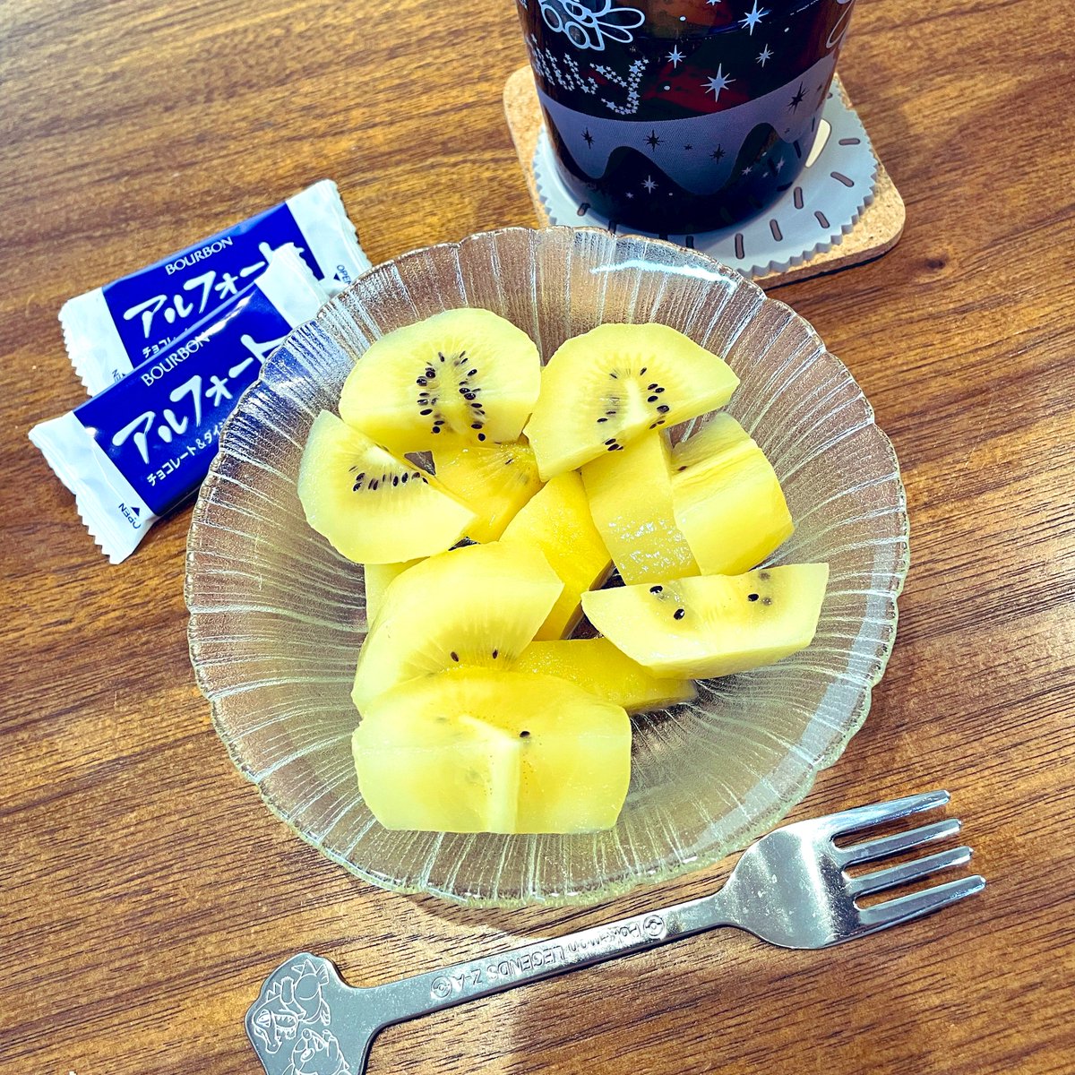 momo_potepote's tweet photo. 朝ごはん、サンゴールド2玉とアルフォート2個、アイスティー🥤 https://t.co/vDwg2Rw5pQ