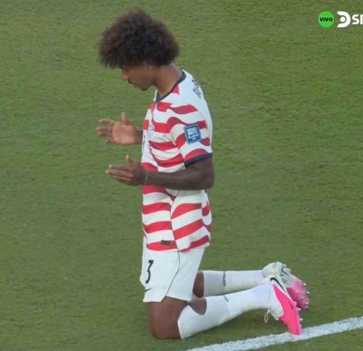 Sachinettiyil's tweet photo. Chris Richards, a U.S. national team player and Christian, was seen praying on his knees after the United States' FIFA World Cup victory over Bosnia and Herzegovina. https://t.co/4jslLxXThJ