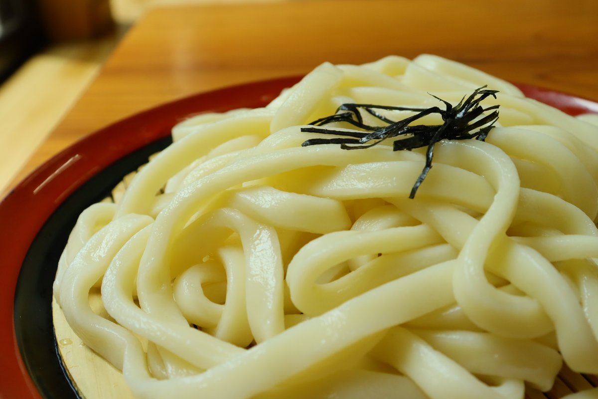 NihonmatsuCity's tweet photo. ◆7月2日はうどんの日🥢◆
田植えが終わる #半夏生 にうどんを食べる香川県の風習から制定された「#うどんの日」｡二本松の #道の駅さくらの郷 さんの「天ざるうどん」をご紹介｡地元産の小麦を使った自家製麺､強いコシと麺の長さが特徴!うどんを食べて夏を乗り切ろう
取材:秘書広報係 ℡0243(55)5096 https://t.co/Dmrm3PhsDz