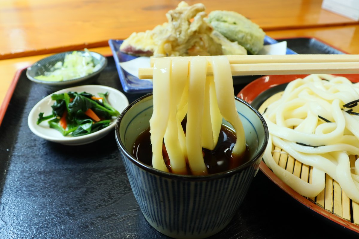 NihonmatsuCity's tweet photo. ◆7月2日はうどんの日🥢◆
田植えが終わる #半夏生 にうどんを食べる香川県の風習から制定された「#うどんの日」｡二本松の #道の駅さくらの郷 さんの「天ざるうどん」をご紹介｡地元産の小麦を使った自家製麺､強いコシと麺の長さが特徴!うどんを食べて夏を乗り切ろう
取材:秘書広報係 ℡0243(55)5096 https://t.co/Dmrm3PhsDz