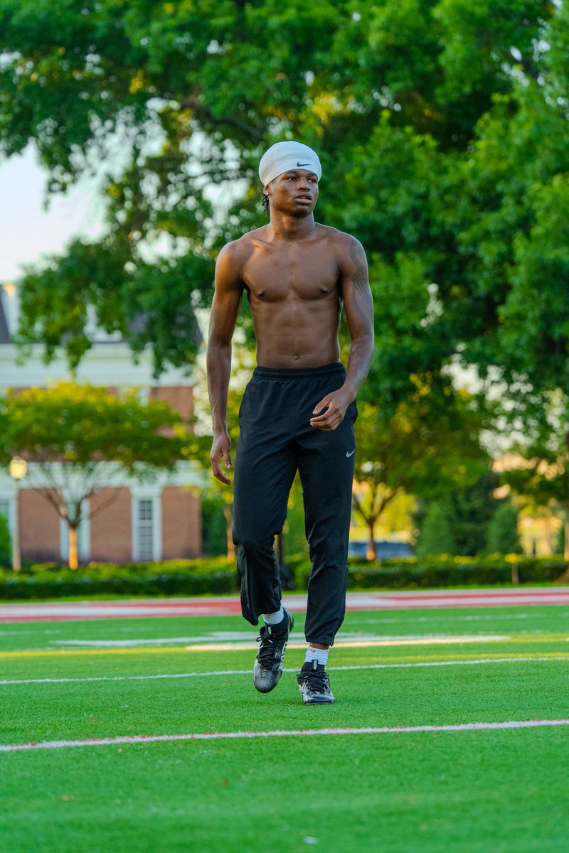showtymedj3x's tweet photo. #MyGrindDifferent. #ComeGetMeCoaches https://t.co/YMyZHHgvLH