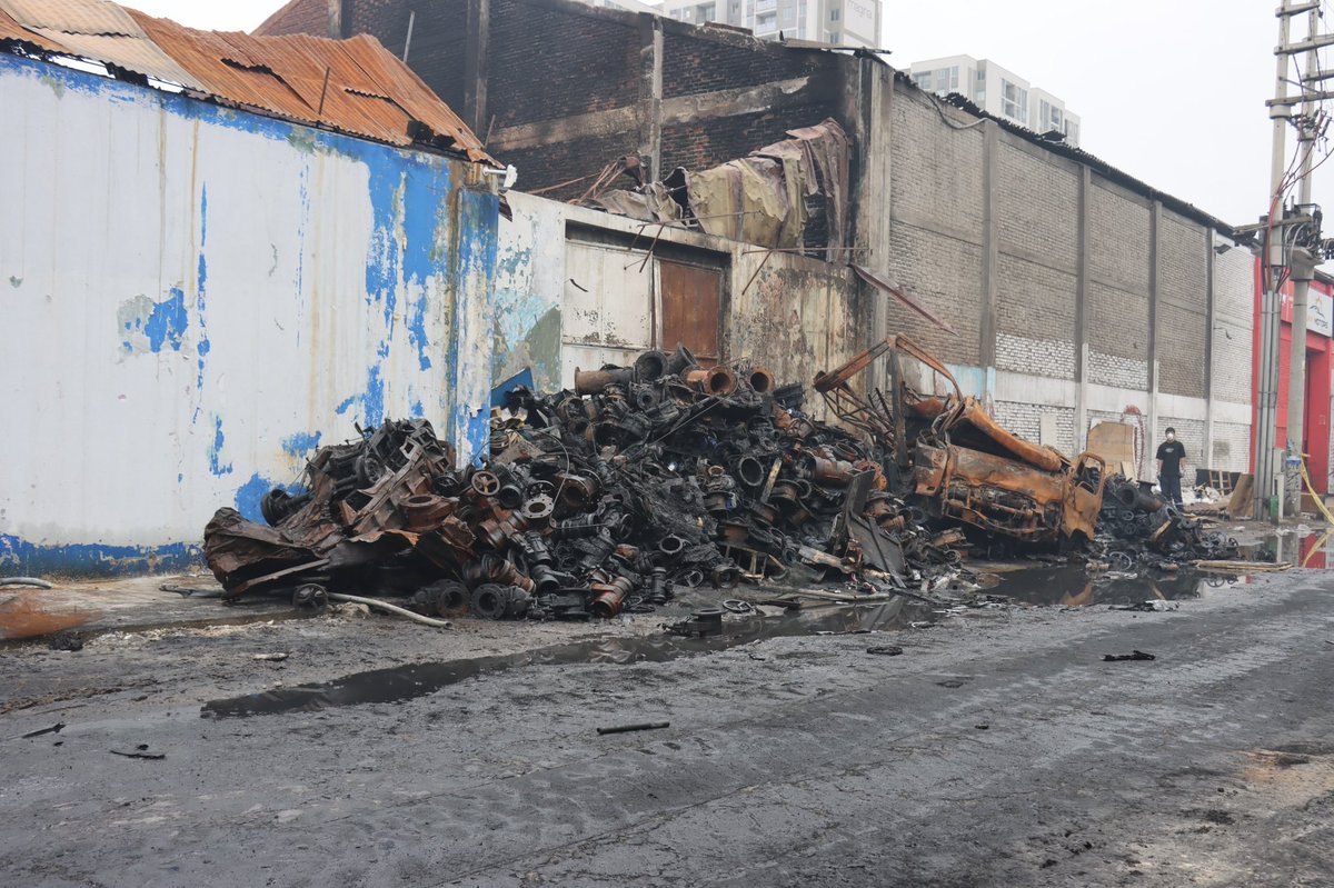 GRDMML's tweet photo. ¡Apoyo con maquinarias ante incendio en la avenida colonia! 🙌🔥

A solicitud de la IV Comandancia Departamental Lima Centro, y ante la persistencia de focos de fuego que no podían ser controlados, la MML desplegó maquinaria pesada hasta la cuadra 9 de la avenida Óscar Benavides. https://t.co/rBoNM7UMVl