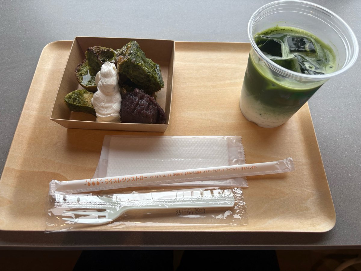 81_b_uni's tweet photo. 駅前で大きくすっ転んでスマホのフィルムがバキバキになった🥺🥺
とりあえずカフェで落ち着こう😂 https://t.co/SxCR4Bi5uj