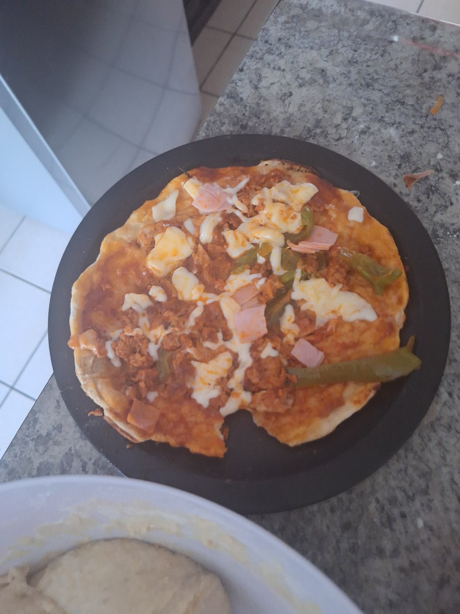 DaMultifandomx's tweet photo. Rain so bad it knocked down a lamppost and out of boredom I made pizza and drew https://t.co/7Z9tVbZB2L