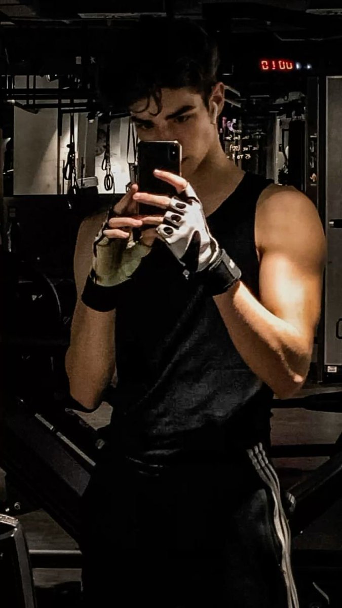__joleana's tweet photo. #kevneil onde Kevin sempre trazendo um hq do homem aranha pro Neil, pq queria que Neil tivesse pertences,  e sempre procura uma edição nova depois de um jogo em outra cidade. https://t.co/5PGULyjhRX