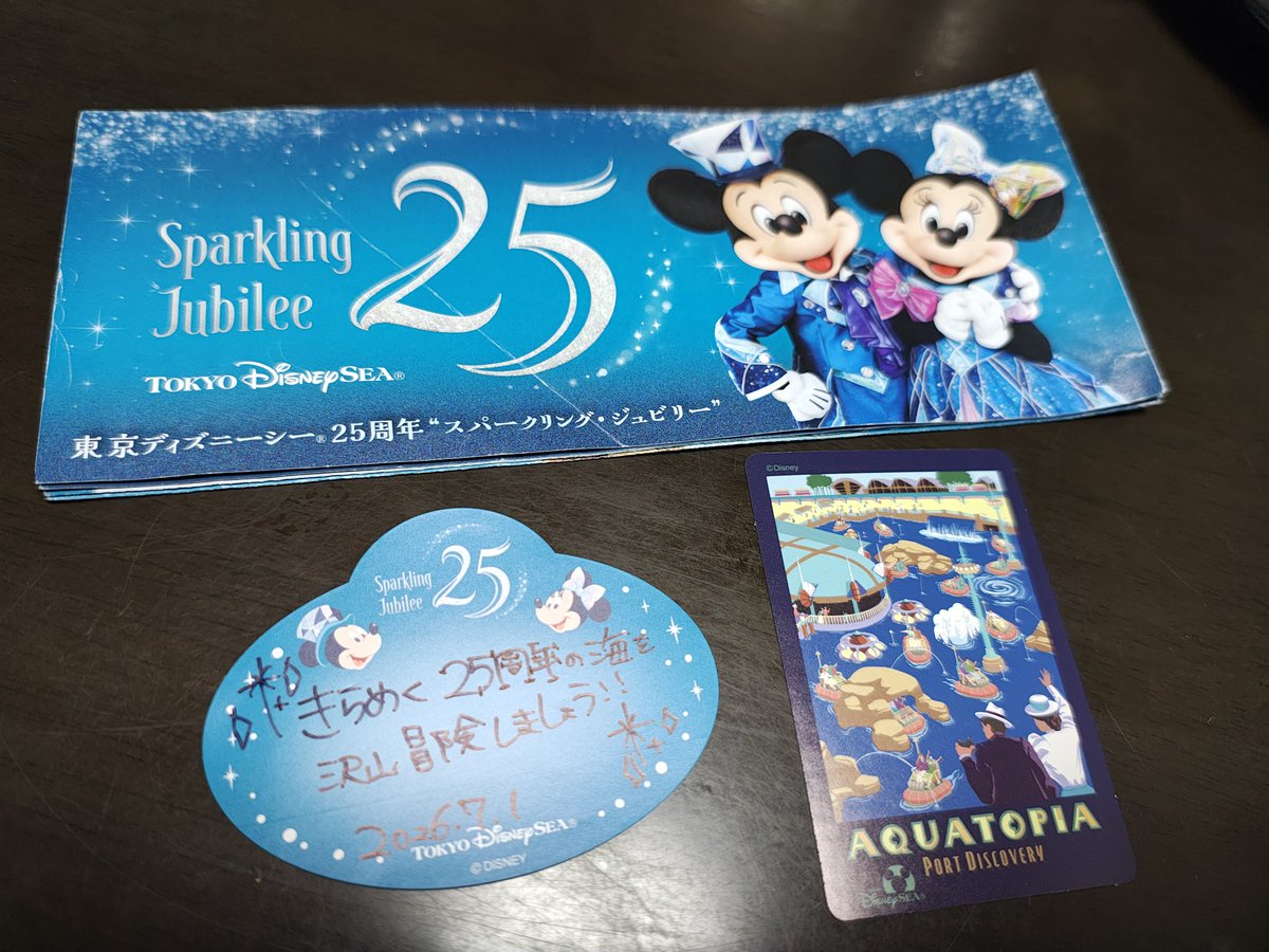 cu_mo244's tweet photo. ミニーちゃんのいるパンフは昨日からだったのね。気付かず乱雑にしちゃった💦
アクアトピアのシールも今日と知り、GETしてきたー️️🩵
昼間のショーもちょうど見れましたー⭐️
14時の見ようと思ってたら夏時間よね？17時だけだった😅トイストーリーのカチューシャキーホルダー可愛かったなー https://t.co/HhOJgMdZB9