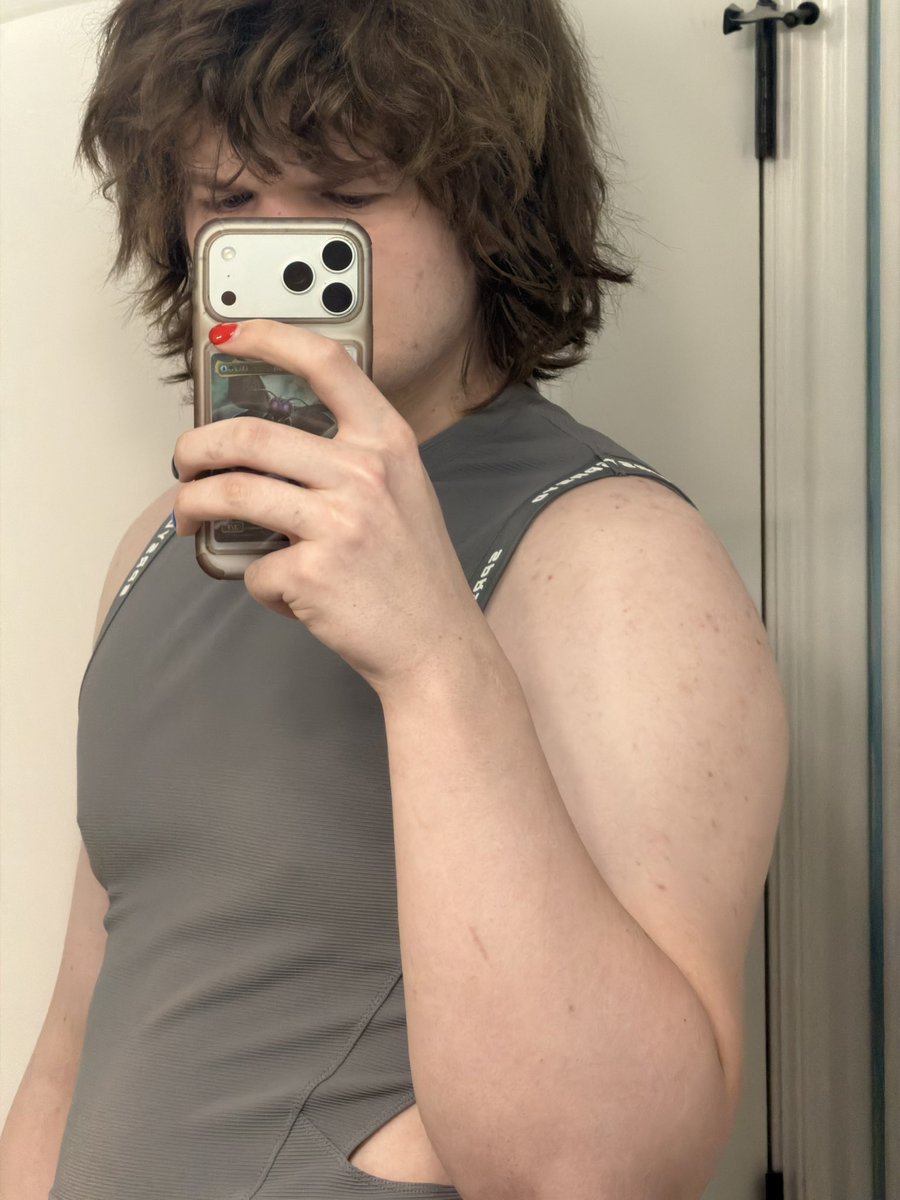 Ranboosaysstuff's tweet photo. Did a photo dump earlier but yall can have this one again too 💪💪💪 https://t.co/5HJSeZgmhx