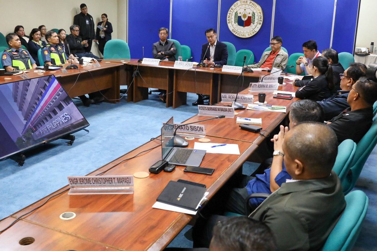WinGatchalian74's tweet photo. Prayoridad natin ang kaligtasan ng lahat sa loob at labas ng Senado.

Kasama ang mga kinatawan ng PNP, NICA, at MMDA, isinapinal na natin ang mga paghahanda para sa maayos na takbo ng impeachment trial. https://t.co/PP8No9qDJt