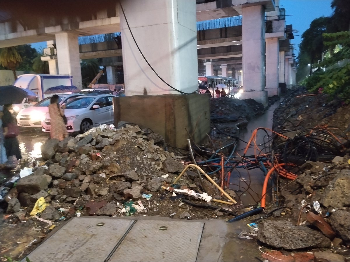 ArchieGo4444's tweet photo. Can we have these pits closed and footpath restored at BKC road adjacent to Diamond bourse. This will help commuters to walk to Kurla station especially during Rains while autos refuse to carry passegers during rains. This is important to avoid any accidents. #mumbairains #bkc https://t.co/m3rFt0bpYa