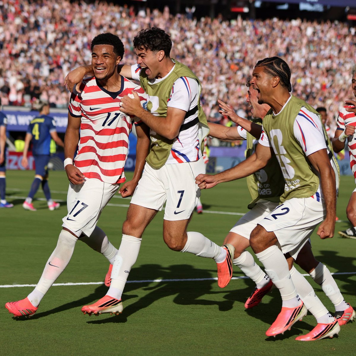 CamusClickPy's tweet photo. AVANZA SIN UNA GRAN PIEZA EN EL EQUIPO 
Estados Unidos derrotó 2 - 0 a Bosnia y Herzegovina para avanzar a los Octavos de Final del Mundial.
Goles de Folarin Balogun y Malik Tillman.
Lamentablemente para el seleccionado norteamericano, Folarin Balogun vio la roja y será una resta importante ante Bélgica.

#Mundial2026 #ReaccionMundial