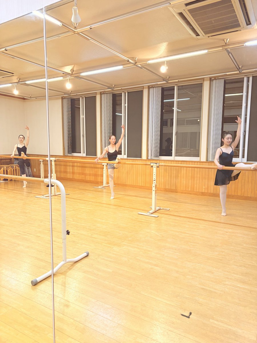 minako_sbf's tweet photo. 大人のバレエクラス
毎週水曜日・土曜日
19:15〜
8月のイベント舞台に向けてレッスン・リハーサルです
みんな一所懸命にレッスンです‼︎
梅雨時も明るいクラスです
#バレエ
#栃木県
#佐野市
#大人のバレエ
#生徒募集中
#無料体験レッスン https://t.co/WKDe1JbHed