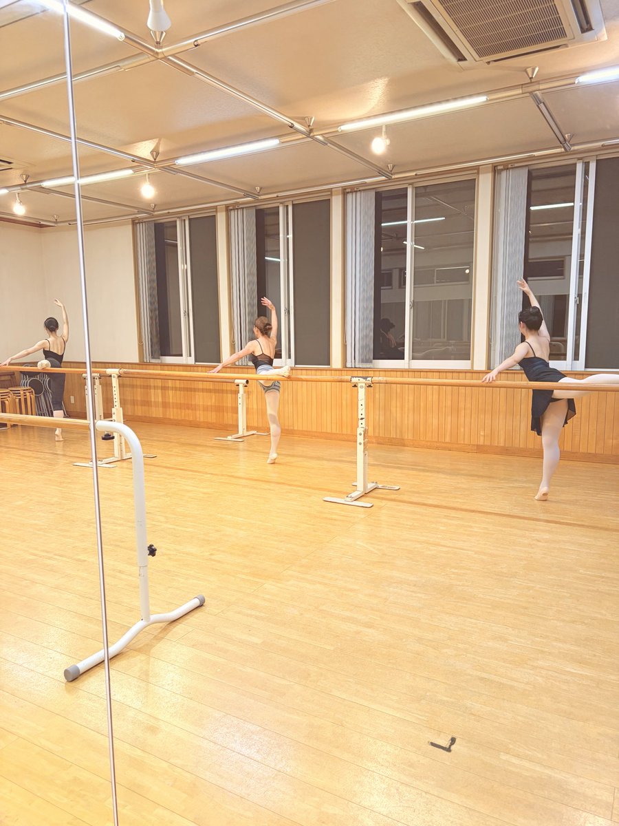 minako_sbf's tweet photo. 大人のバレエクラス
毎週水曜日・土曜日
19:15〜
8月のイベント舞台に向けてレッスン・リハーサルです
みんな一所懸命にレッスンです‼︎
梅雨時も明るいクラスです
#バレエ
#栃木県
#佐野市
#大人のバレエ
#生徒募集中
#無料体験レッスン https://t.co/WKDe1JbHed