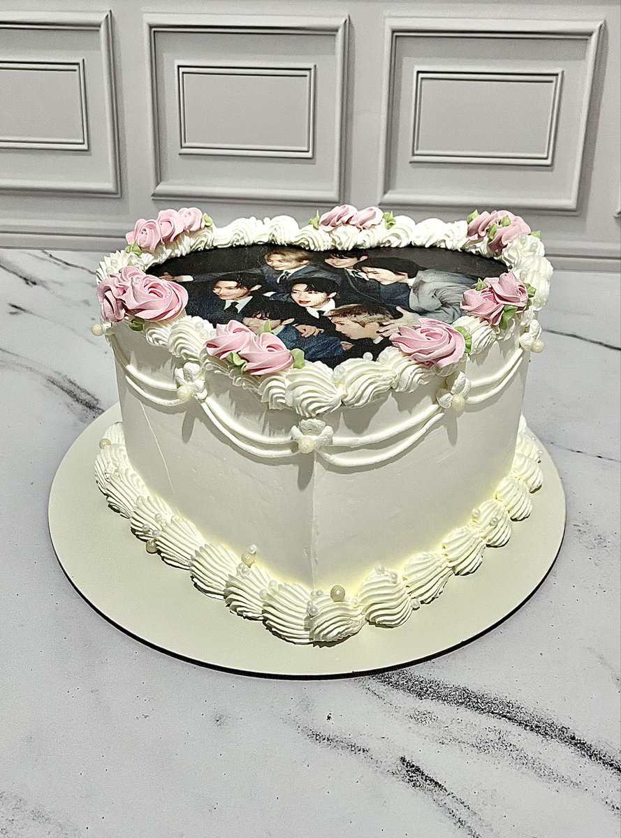 blendcacau's tweet photo. 🚨 Se você estava procurando o sinal que faltava para deixar a sua comemoração ainda mais especial (ou simplesmente para mimar o seu lado fã), ele chegou! 🎂❤️🌸

Encomendas (65) 99258 8824 📲 

#kpop #music #bolos #confeitaria #obrigadojesus https://t.co/8SnwMqckX5