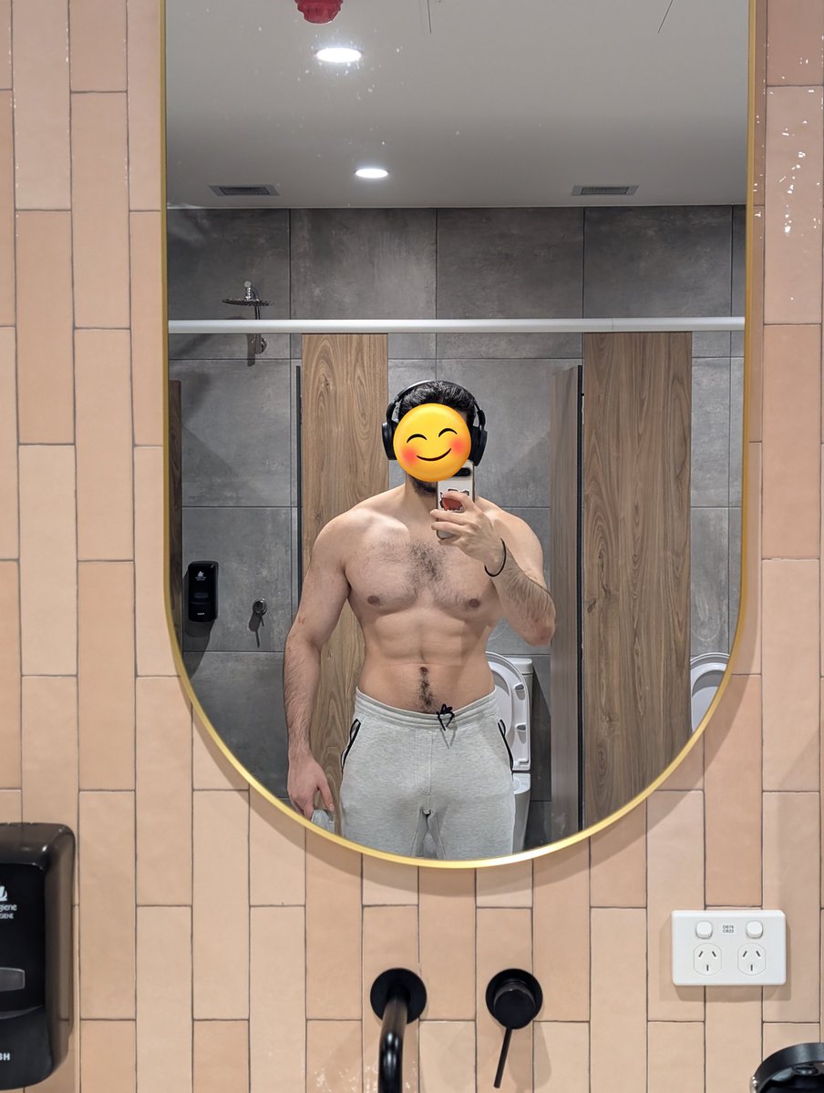 Black0il's tweet photo. Just got a shoulder x-ray. Radiologist struggling: 'Too much muscle in the way.'

Tehehe 

The ultrasound lady just said I have bursitis https://t.co/zAvc8xOXZa