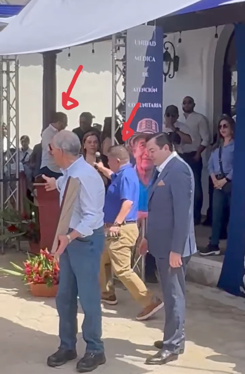 soyMarcoX's tweet photo. @Kamari_hn @TitoAsfuraPHN Es que no se deja asesorar, no hay salida en eso, el está terco en que no lo necesita. Me pareció curiosa esta imagen, ministro y viceministro de comunicación en un mismo evento, uno haciendo nada y el otro de "pasa micrófonos". https://t.co/Q5ydF4oyMv