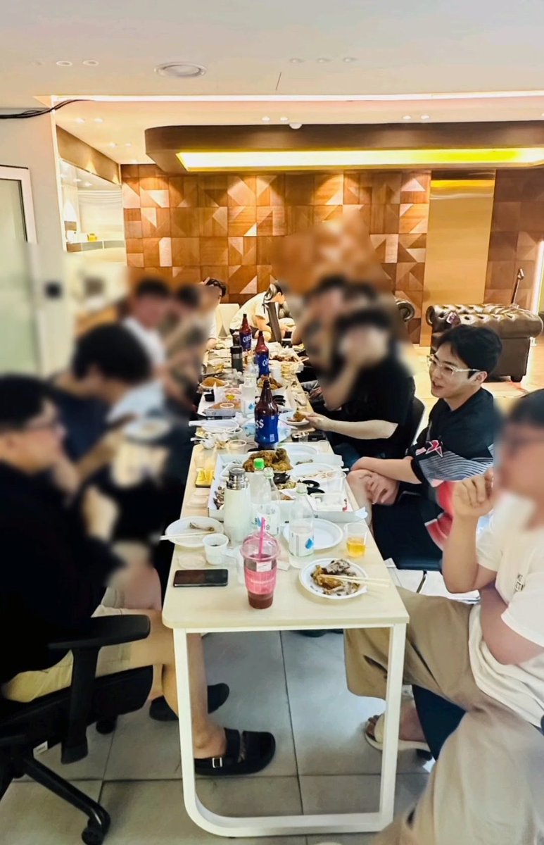 _tnggg's tweet photo. กิจกรรมหลักของพี่มินซอกช่วงนี้คือเดินสายพบปะสังสรรค์ผู้คนป้ะ55555555 เมื่อคืนพี่มินซอกไปปาร์ตี้ที่บอ One-O-Five มา (มีโปรดิวเซอร์และดีเจเคยร่วมงานทำเพลงกันในอัลบั้ม Interview X) อันนี้คือคุยจะทำเพลงใหม่แล้วปะอิ้อิ้55555555👀 https://t.co/kp1lRQu0zU