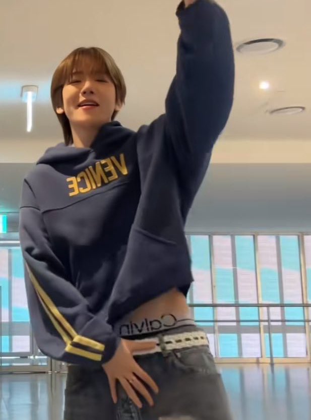 evil_chanyeol's tweet photo. he was so yummy can we bring back cropped shirts and hoodies https://t.co/SngV9vHqwT
