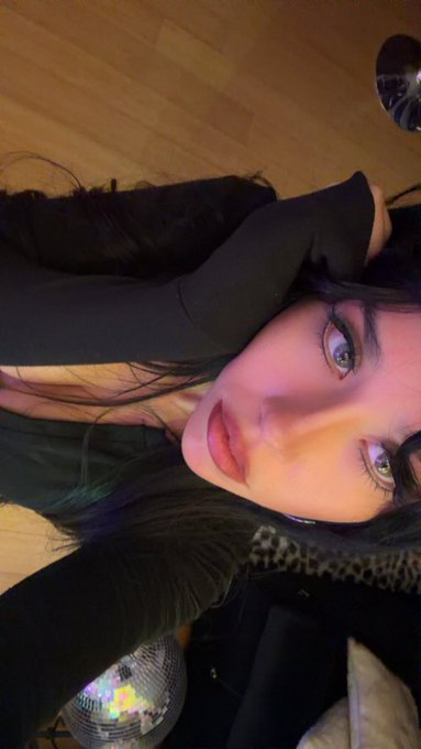 Vanessa🦋 - Me or the game? https://t.co/ZcG5oO8nd1