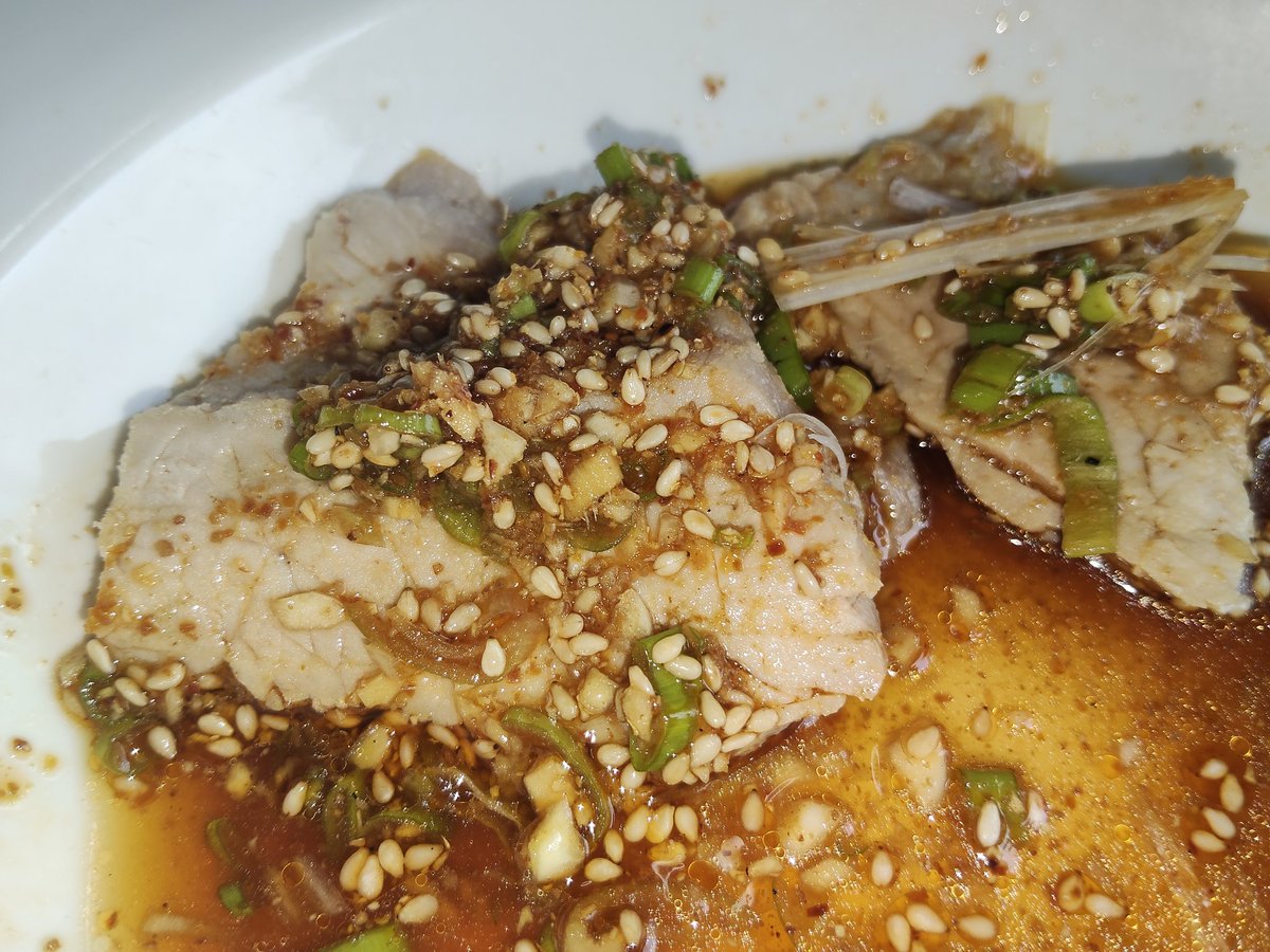 reach_ekimemo's tweet photo. よだれ豚？🍽️
㌘108の国産豚ももブロック仕入れたのでやってみた
豚は塩茹でして鍋に入れたまま冷ましスライス、ねぎ生姜ニンニク刻んだのに醤油酢砂糖ラー油ゴマ山椒ぶち込んで豚の茹で汁少々でのばしたタレ、美味い〜🥳🥳
食べる前に撮った写真がどんよりとした色彩…食いかけのも載せておく https://t.co/lYsW4d5Agi