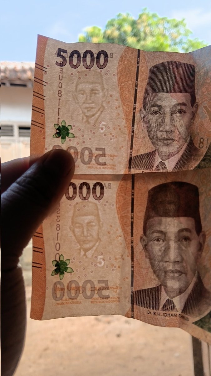 roseDOlucky's tweet photo. Ini yg atas uang palsu kah?  Mana uang tinggal 10k 🥲 https://t.co/XRh8EzQTC7