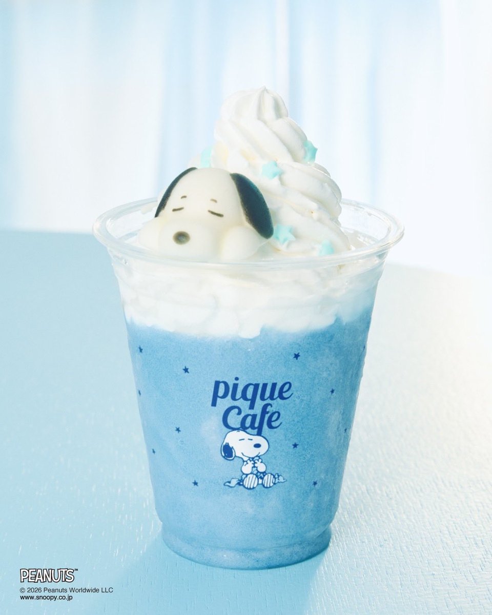 g_pique_cafe's tweet photo. 【PEANUTS meets GELATO PIQUE CAFE】
本日7.2(Thu)START✨

◇スヌーピー/ふわしゅわラムネスムージー
　
爽やかなラムネの味わいを楽しめる、夏にぴったりのスムージー。ひんやりとしたラムネスムージーの上には、ふんわり軽やかな口どけのエスプーマを重ね、やさしい甘さをプラスしました🫧 https://t.co/Wz611ZbodQ