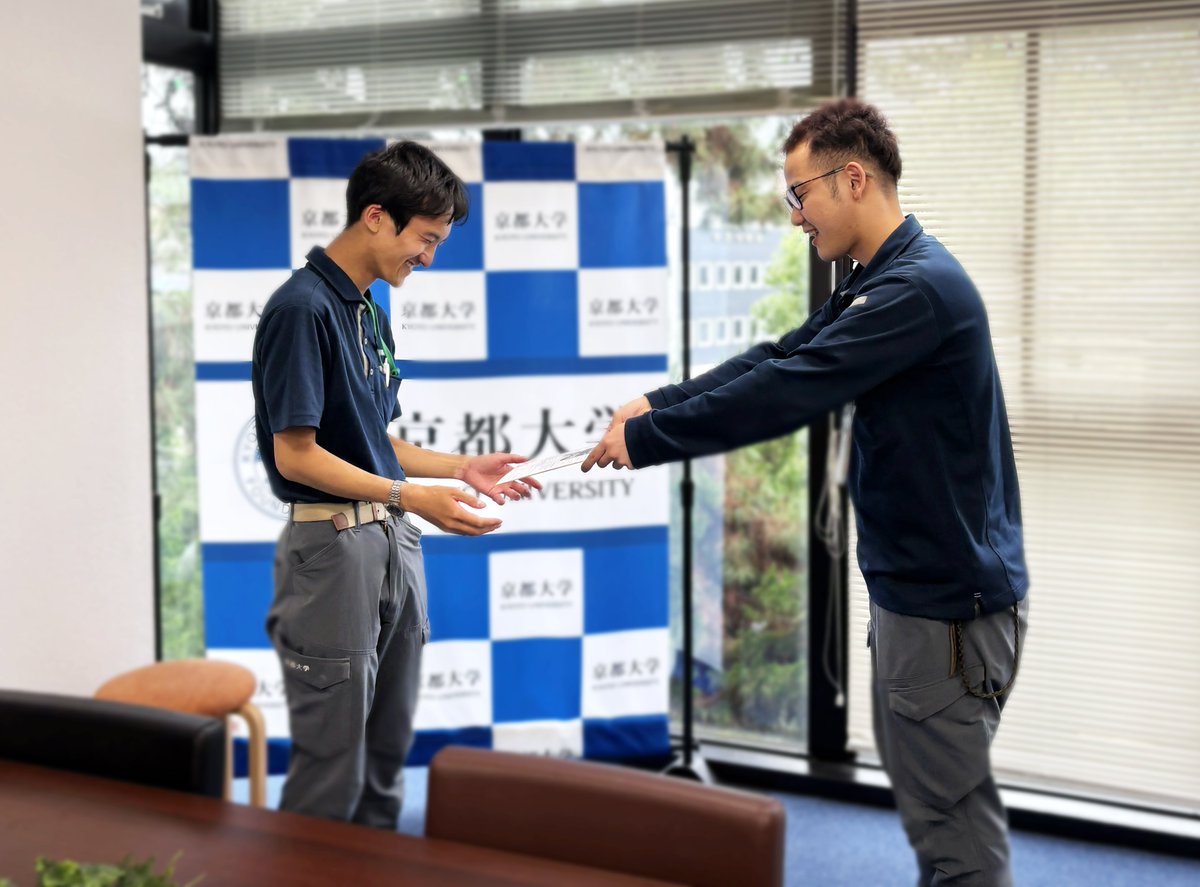 ossopd_ku's tweet photo. 〜お祝いの様子とTSUMIKAのお菓子〜

そんな業務支援室を卒業するK室員よりお菓子をいただきました。 季節感があり、今は桃と檸檬です。素敵ですね。
 K室員、ありがとうございました。

(指導員H.I) https://t.co/wXZ8nimoVx