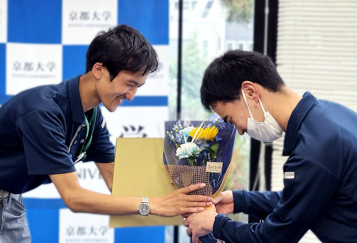 ossopd_ku's tweet photo. 〜お祝いの様子とTSUMIKAのお菓子〜

そんな業務支援室を卒業するK室員よりお菓子をいただきました。 季節感があり、今は桃と檸檬です。素敵ですね。
 K室員、ありがとうございました。

(指導員H.I) https://t.co/wXZ8nimoVx