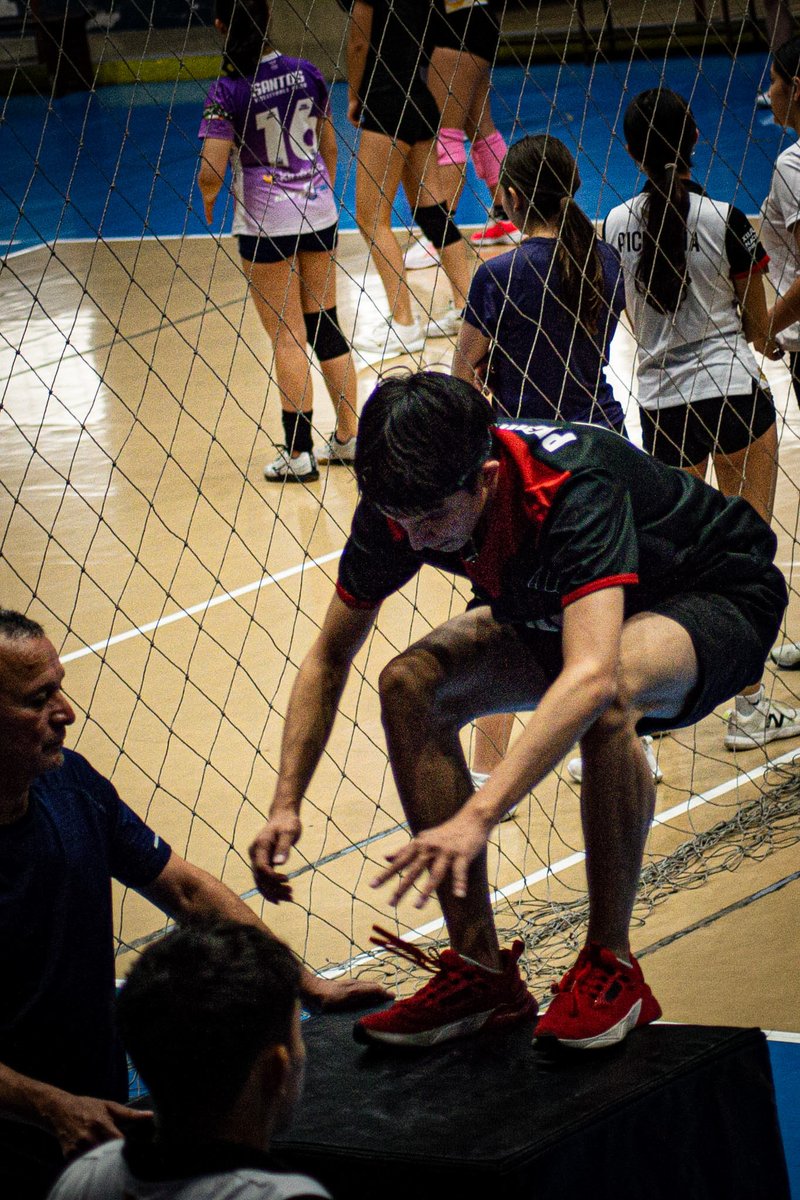 TigresVoleyEc's tweet photo. 🏐🔥 Mauricio Redín entrena cada día con un solo objetivo: ganarse un lugar en la Selección de Pichincha, categoría menores.

¡Mucho éxitos, Mauri! En Club Tigres creemos en ti. 💪🐯 https://t.co/bCMWFbTNXE
