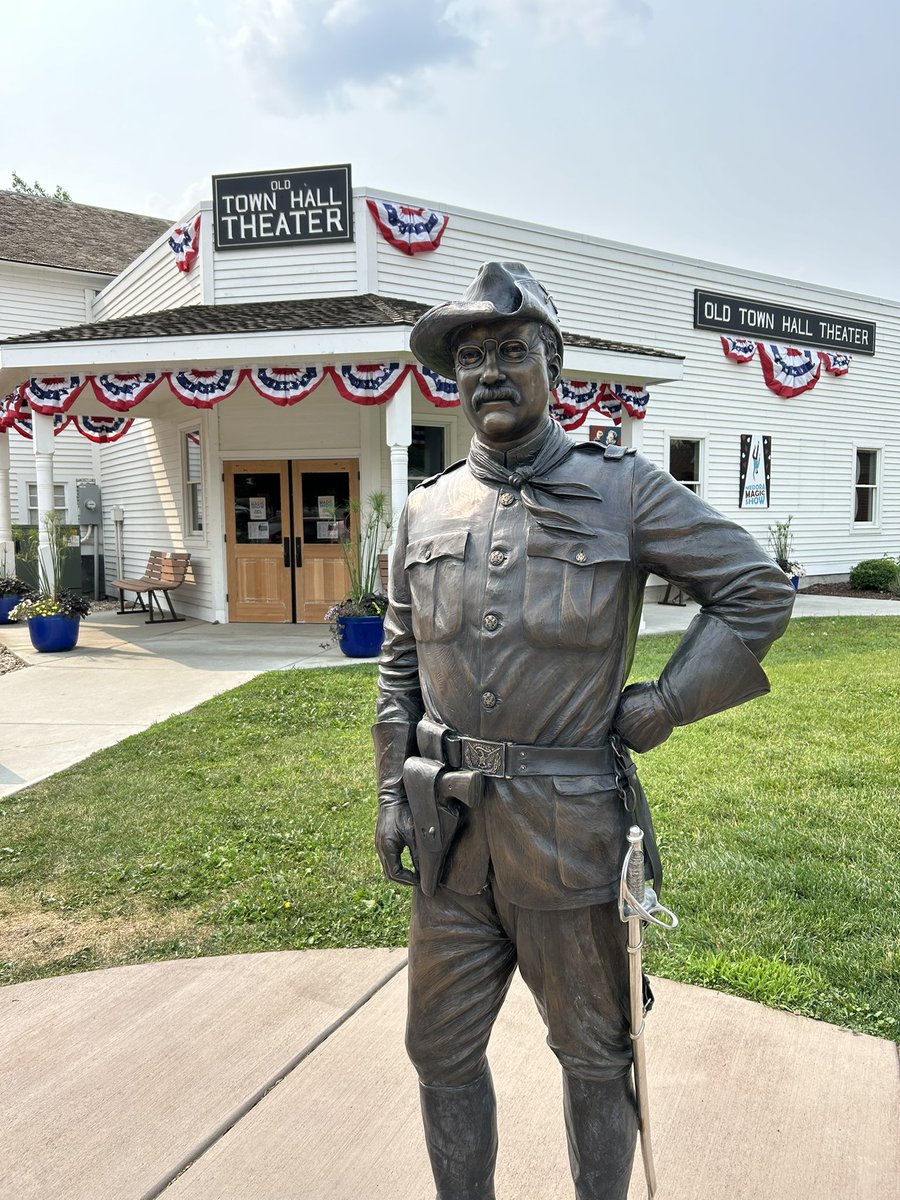 MTsteamboat's tweet photo. Medora, ND 🤠 🇺🇸 

A favorite of ours to visit. It’s a different place but the quietness of the badlands makes you appreciate life in more ways than one. 

Plus, Teddy is everywhere. https://t.co/YOWw0UxxmS