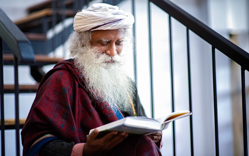 SadhguruJV's tweet photo. Knowledge can be acquired. Knowing is a realization. Wisdom, you have to earn, and it takes a lifetime. #SadhguruQuotes https://t.co/nc7Ih1S50Z