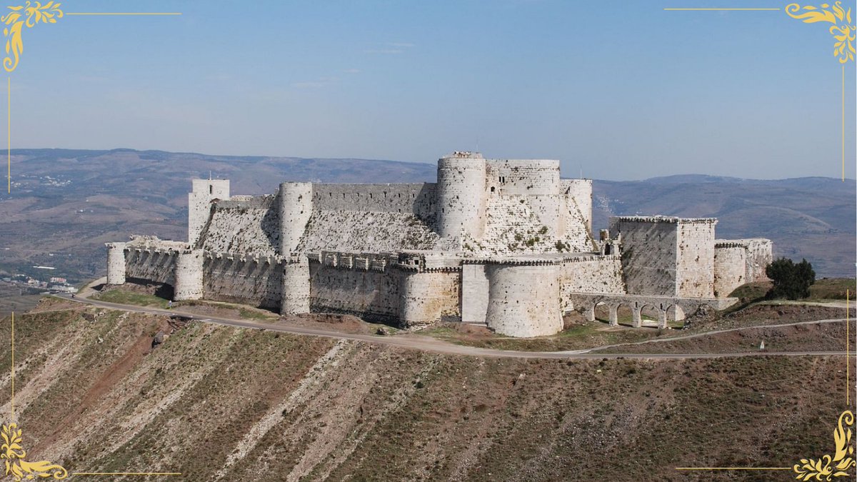 Andreirogomex's tweet photo. [El Krak de los Caballeros]

- El castillo, como fortificación, tenía como uso ser un sitio de abastecimiento, refugio cuando se suscitaba una derrota en el campo de batalla y ser punto de lanza para incursiones y expediciones. Por otra parte, si un país construía un castillo en las fronteras de un país enemigo, da a entender sus intenciones hostiles contra este. Asimismo, las guarniciones de un castillo servían para amenazar las líneas de comunicación del enemigo. Por lo tanto, para lidiar con dicha amenaza, se debía tomar y saquear tal bastión militar y, de ser posible, utilizar este recinto contra el enemigo.

- Ahora bien, a 48 kilómetros al oeste de la ciudad de Homs, Siria, se encuentra el llamado Krak de los Caballeros. Un magnífico castillo construido por los musulmanes y tomado por los cruzados y, por consiguiente, un modelo exacto en cuanto a castillo concéntrico medieval se refiere. Erigido en el año de 1031 d. C. por mandato del emir de Alepo, este castillo fue capturado por Raimundo de Tolosa en el año de 1099 d. C. durante la Primera Cruzada.

- Fue abandonado y reocupado por Tancredo en el año de 1110 d. C. Este bastión se convirtió en el cuartel general de los caballeros hospitalarios entre los años 1150 d. C. y 1250 d. C. La estructura del castillo fue modificada, se amplió con el fin de albergar 2000 hombres; entre las filas había 60 caballeros hospitalarios. Además, contaba con dos majestuosos establos abovedados que podían resguardar un total de 1000 caballos.

- En cuanto a diseño y espacio, este castillo estaba sobre la cima de una colina de 659 metros de altura; era un sitio estratégico porque su ubicación permitía controlar la única ruta desde Antioquia a Beirut, en el mar Mediterráneo. Asimismo, fungió como una red de castillos que protegían las fronteras de los estados cruzados. De capital importancia, el Krak de los Caballeros y la guarnición de los caballeros hospitalarios lograron controlar la industria pesquera del lago de Homs, ubicada al este, y, también, estar al pendiente si las fuerzas islámicas se concentraban nuevamente en Siria.

#Krakdeloscaballeros #fortificación #defensiva #castillo #Antioquia #Beirut #cruzados #caballeroshospitalarios #primeracruzada #cruzadas