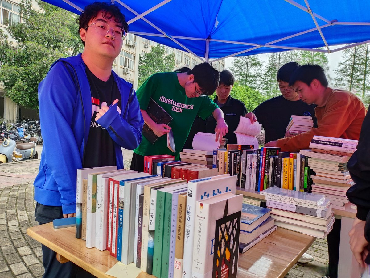 HopeColeDRL63C's tweet photo. Our campus literature club’s book swap event is happening this Fri at the quad! Bring a used book, take a new read, and chat with fellow book lovers https://t.co/zuWFOWVinq