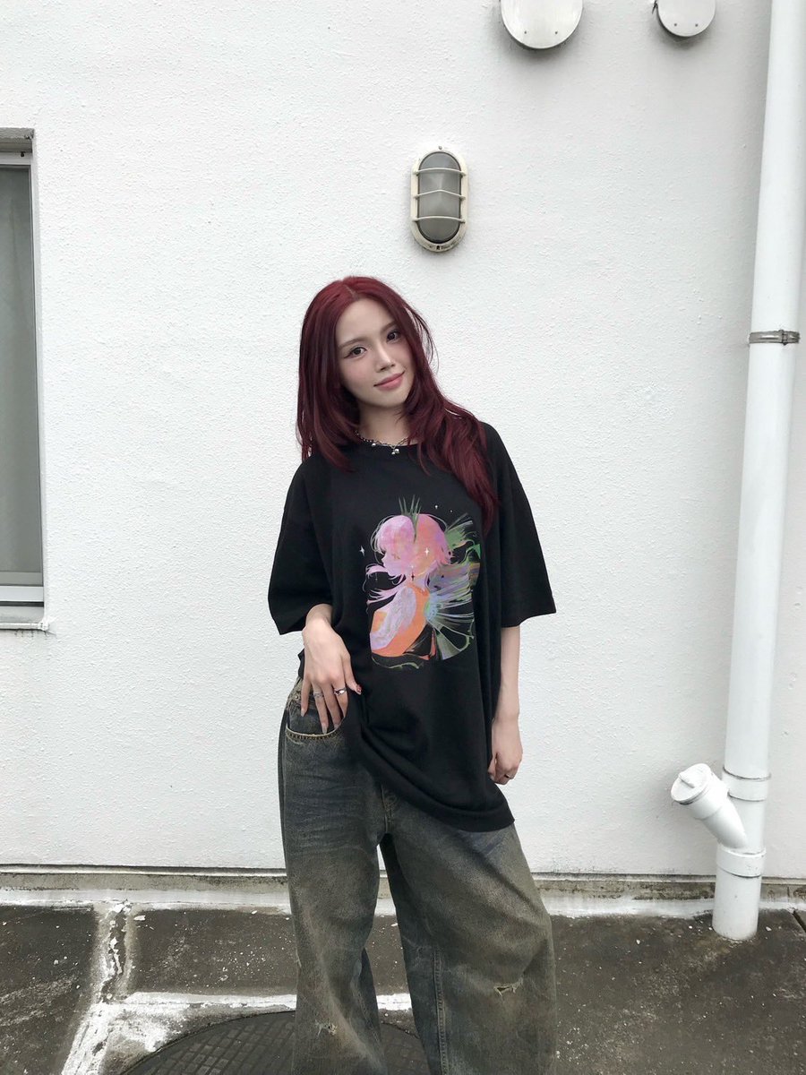 calliope_info's tweet photo. ＼\　NEWS　/／
This pop-up shop will feature Mori Calliope’s full lineup of products released since her major debut, as well as exclusive Reimei Compass T-shirts(L / XXL)  available in limited quantities👕

model: AMI https://t.co/1YjD4tgOtl