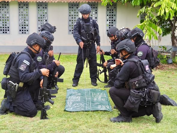 armypr_news's tweet photo. “ตรวจการฝึก พร้อมประเมินตามหลักเกณฑ์ของกองทัพบก เน้นการปฏิบัติที่ถูกต้องตามระเบียบ เพื่อพัฒนาศักยภาพกำลังพล”
พ.อ.ณัฐวุฒิ ศรีสังข์ ผบ.ฉก.ทพ.44 พร้อมด้วยผบช.,ฝ่ายอำนวยการ,ผบ.ร้อย.นขต.ฉก.ทพ.44 ให้การต้อนรับ พ.อ. ทศพล ลีกลับพนาวัลย์ ผอ.กวก.ศสพ./หน.ชุดตรวจการฝึก และคณะฯ ในโอกาสเดินทางมาตรวจความพร้อมารตรวจและประเมินผลการฝึกให้เป็นมาตรฐานตามที่ ทบ. กำหนด
ทั้งนี้คณะตรวจการฝึกได้ชี้แจงแนวทางการตรวจประเมินตามหลักเกณฑ์ของกองทัพบก โดยเน้นการปฏิบัติที่ถูกต้องตามระเบียบ การพัฒนาศักยภาพกำลังพล การเตรียมความพร้อมรบ และการปฏิบัติภารกิจในทุกมิติเพื่อให้หน่วยมีความพร้อมสูงสุดในการปฏิบัติภารกิจด้านความมั่นคง การคุ้มครองประชาชน และการรักษาความสงบเรียบร้อยในพื้นที่รับผิดชอบ ณ บก.กรม ฉก.ทพ.44 ต.ปะเสยะวอ อ.สายบุรี จ.ปัตตานี
#ศูนย์ประชาสัมพันธ์กองทัพบก
