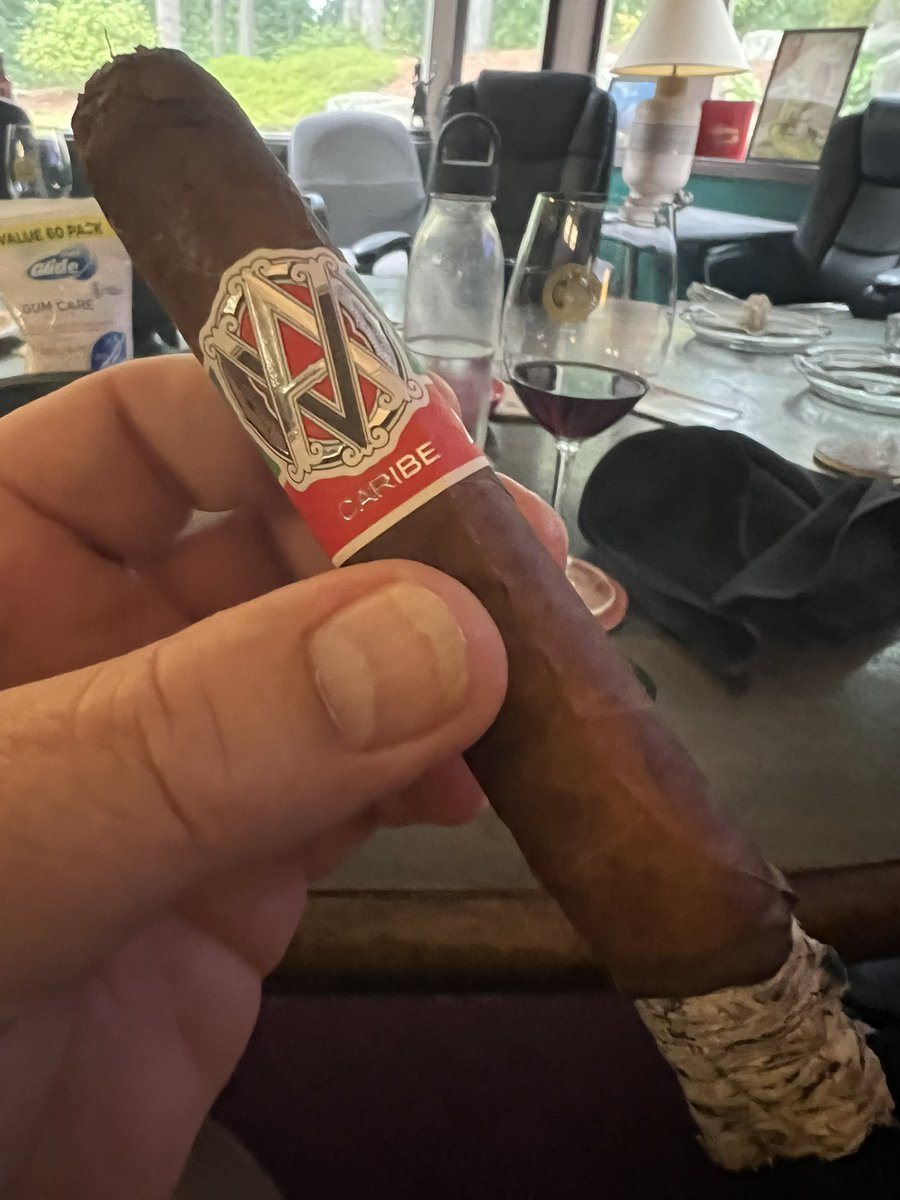 EdeHiggins41872's tweet photo. Ed-e Higgins is smoking AVO Syncro Caribe. Rated with thumbs up! https://t.co/KDKL063APK Pretty good. https://t.co/Q0I2HTFJYe