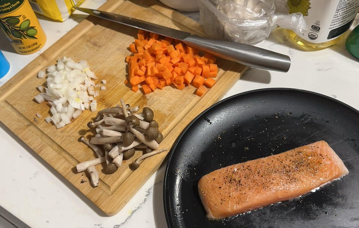 Grancserra's tweet photo. Perfectly cooked salmon 🐟✨ Fragrant, tender, and full of flavor.

#cooking #dinner #salmon https://t.co/epyz8Ki9U2