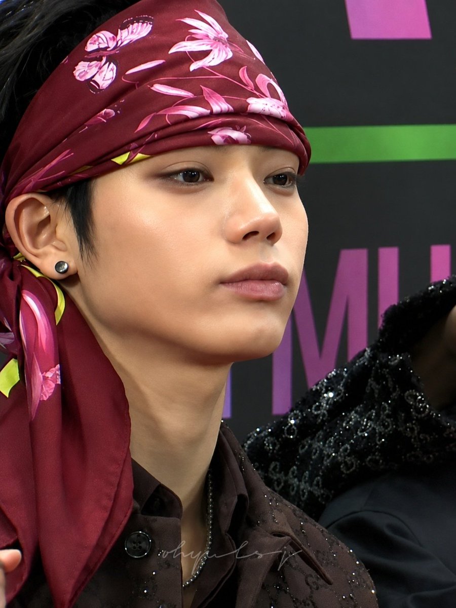 ohyulsj's tweet photo. selain karena suka lagu saucin, bandana merah ini juga yang jadi alasan aku buat stan lngshot

#OHYUL #오율 
#LNGSHOT #롱샷 
@LNGSHOT4sho https://t.co/ydcK7gOpbQ