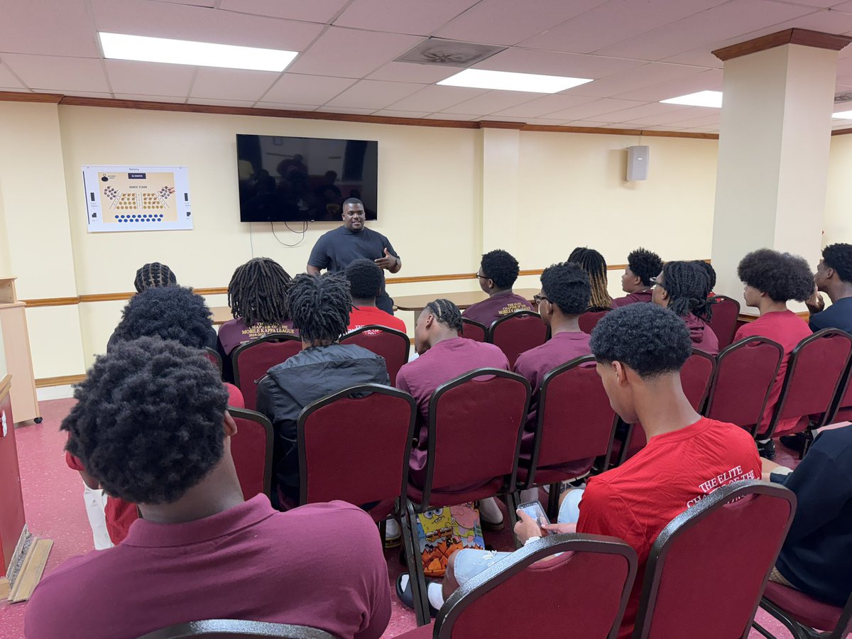 MobileKL's tweet photo. Thank you to Mobile Kappa League Alum, Marlon Sanders Jr. for sharing his words of wisdom with Leaguers. 

Marlon is the Video Manager for the Philadelphia Eagles.  

#FlyEaglesFly #KappaLeague https://t.co/p9na9fAdTY