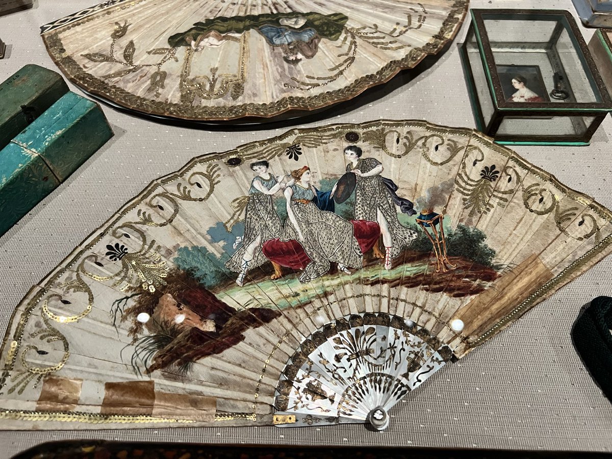 archivocolonial's tweet photo. Para pasar este calor infernal nos hemos venido al Gabinete femenino del Museu Frederic Marès en Barcelona, a ver sus abanicos.

#chillqueesverano https://t.co/I7rkAhCkNp