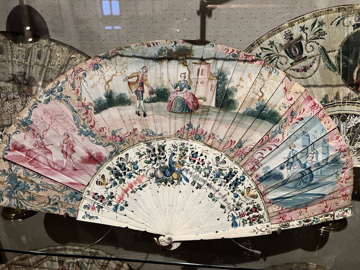 archivocolonial's tweet photo. Para pasar este calor infernal nos hemos venido al Gabinete femenino del Museu Frederic Marès en Barcelona, a ver sus abanicos.

#chillqueesverano https://t.co/I7rkAhCkNp