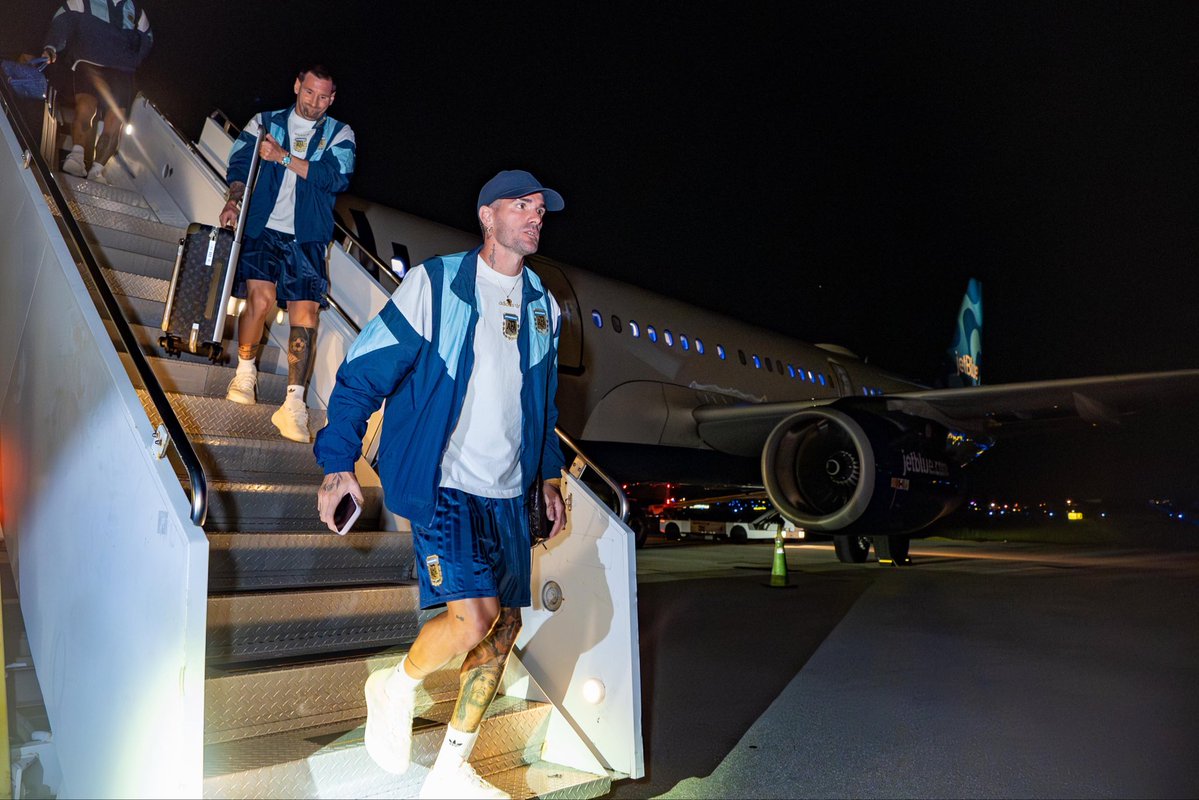 Argentina's tweet photo. #SelecciónMayor ¡Llegamos a Miami! 😉 https://t.co/neOiGJCjxC